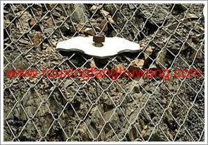 两个施工人员正在半山腰中安装单层高强度钢丝隔栏栅